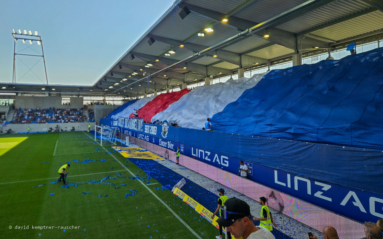 20. August 2023, FC Blau Weiß Linz gegen SK Rapid Wien im Donauparkstadion. Choreo zum Jubiläum der Linzer Blauhelme.